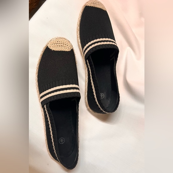 Black and beige espadrille flats, size 9. - Picture 5 of 7